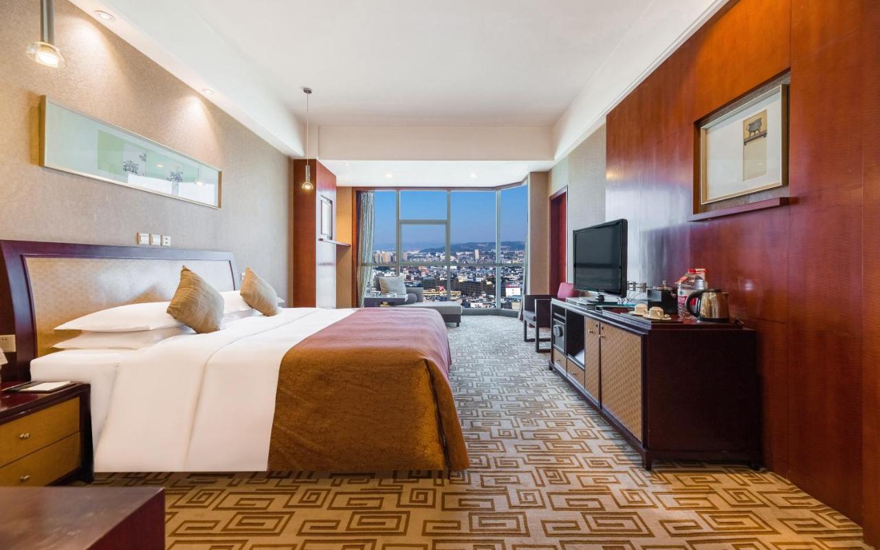 Empark Grand Hotel Kunming Exterior photo